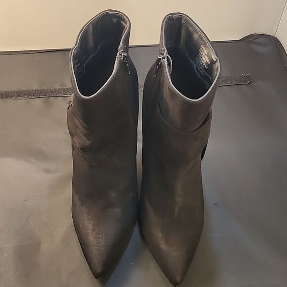 JUSTFAB POINTED TOE SIDE ZIPPER CLOSURE WOMEN'S ANKLE BOWNOT  BOOTIES - Picture 3 of 14